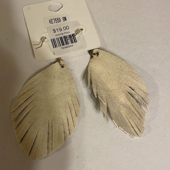 3 Pairs of Earrings - Picture 3 of 7